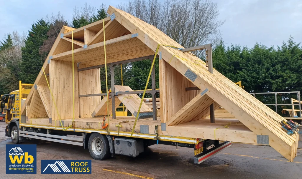 Lorry with roof truss on back